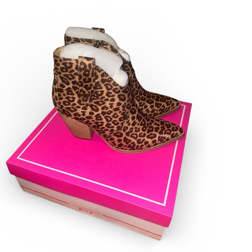 Hey Girl by Corkey’s Bar‎ Hoppin-Leopard Print Ankle Booties size 7. NIB
